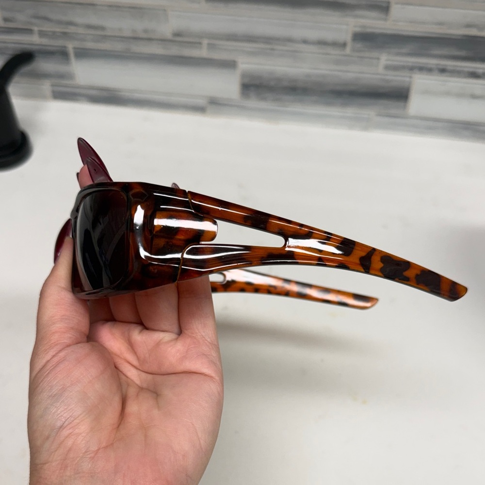 Elegant Tortoise Shell Sunglasses - Picture 6 of 14